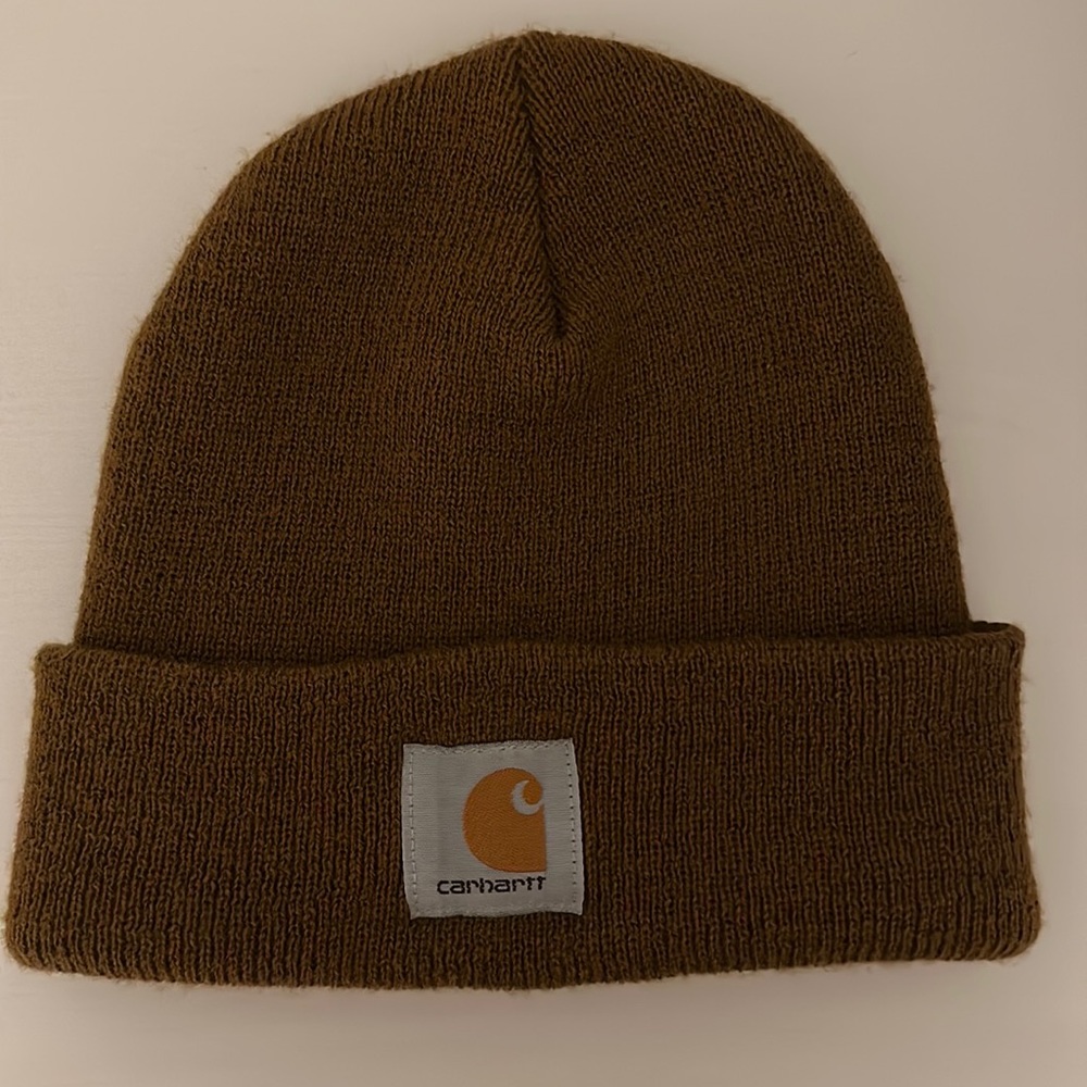Men’s Brown Carhartt beanie.